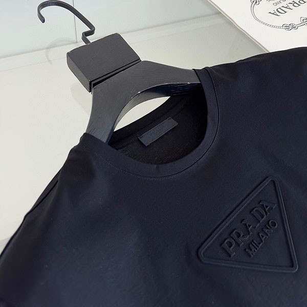 世界中で大人気♪プラダ 胸元立体エンボスエンボスロゴ Tシャツ コピー pup34546